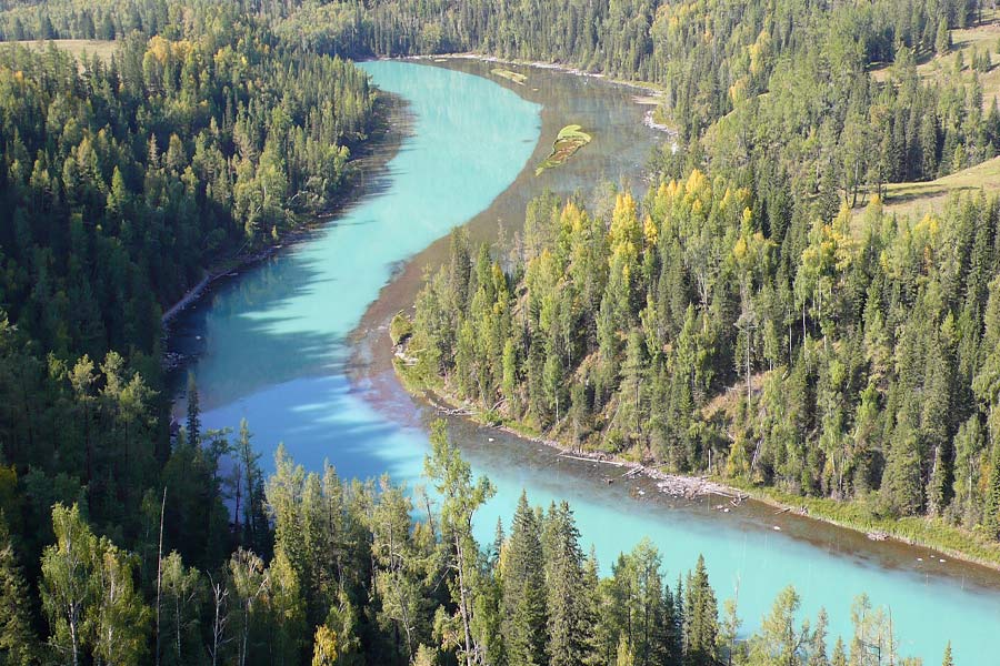 Jezero Kanas se táhne krajinou jako bledě modrá stuha